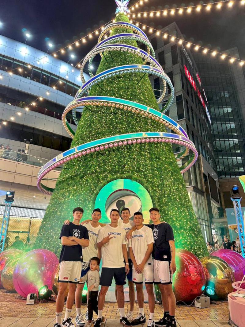 超巨大怪獸來過節!漢神巨蛋攜手「高雄全家海神隊」點亮16米高「怪獸聖誕樹」