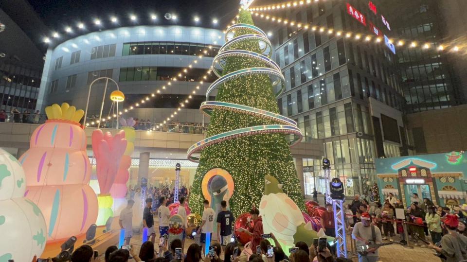 超巨大怪獸來過節!漢神巨蛋攜手「高雄全家海神隊」點亮16米高「怪獸聖誕樹」