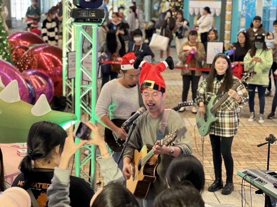 超巨大怪獸來過節!漢神巨蛋攜手「高雄全家海神隊」點亮16米高「怪獸聖誕樹」