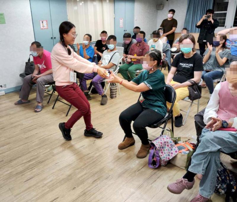 高大法服社前進心路基金會高雄社區生活支持中心 演繹短劇宣導防詐