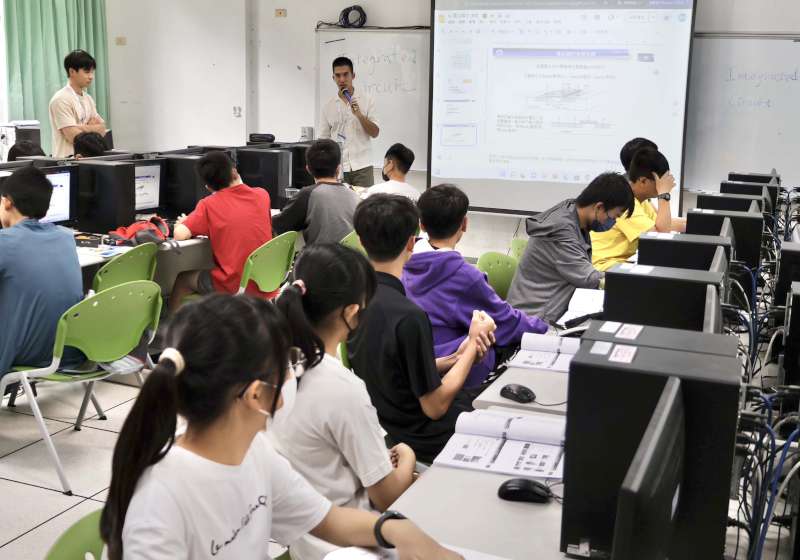 高市教育局攜手陽明交大前進9科技中心 辦理在地培力半導體課程