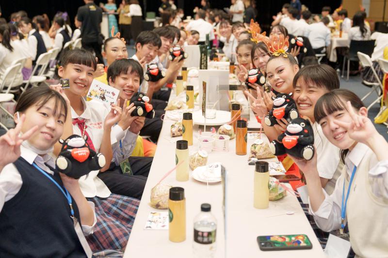 日本東京農二高吹奏樂部快閃高雄港獻藝 市府應援派對首映回顧影片台下驚呼