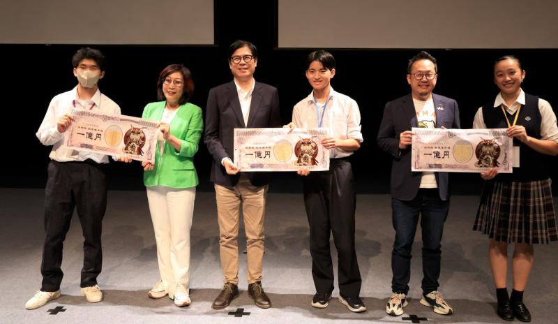 日本東京農二高吹奏樂部快閃高雄港獻藝 市府應援派對首映回顧影片台下驚呼