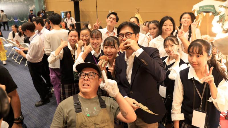 日本東京農二高吹奏樂部快閃高雄港獻藝 市府應援派對首映回顧影片台下驚呼