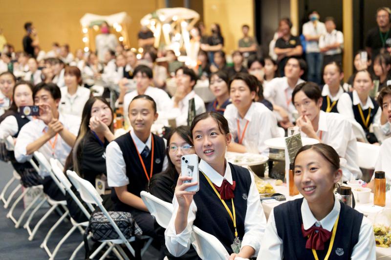 日本東京農二高吹奏樂部快閃高雄港獻藝 市府應援派對首映回顧影片台下驚呼