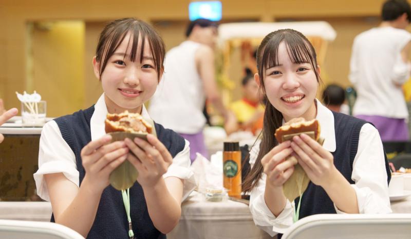 日本東京農二高吹奏樂部快閃高雄港獻藝 市府應援派對首映回顧影片台下驚呼