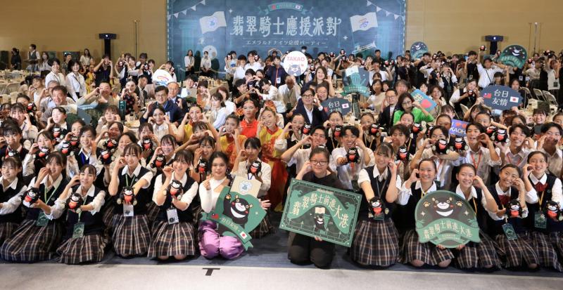 日本東京農二高吹奏樂部快閃高雄港獻藝 市府應援派對首映回顧影片台下驚呼