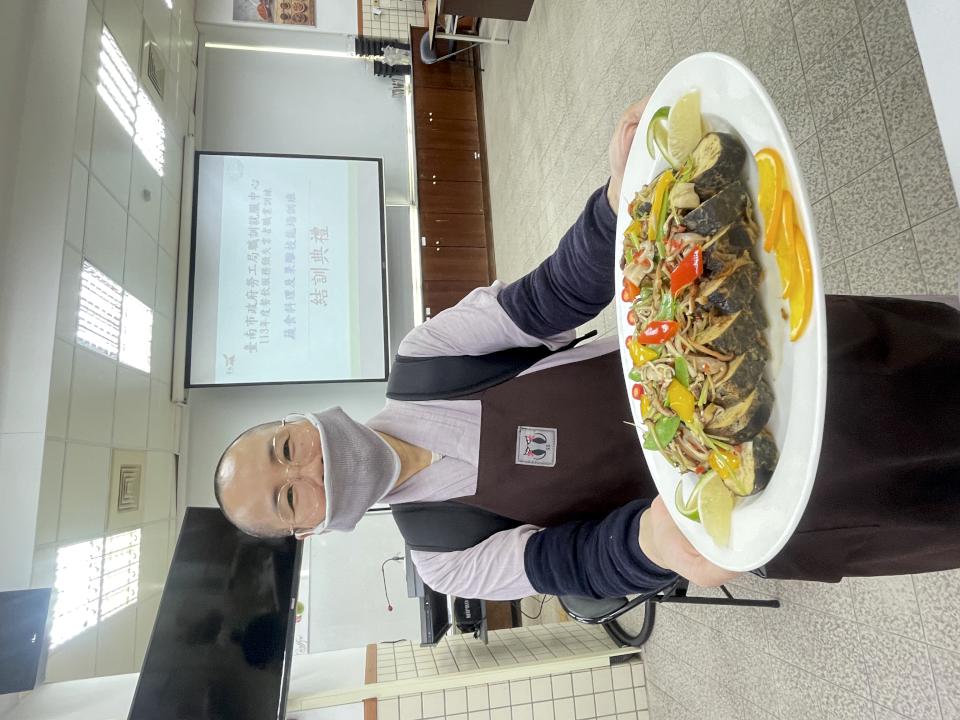 嘉藥餐旅蔬食料理及果雕培訓班結訓 助學員開拓新職涯