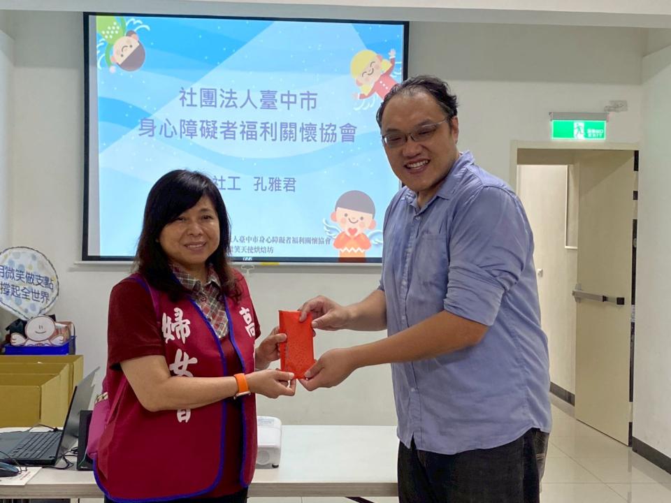 中油高煉廠偕婦女會訪中市身障者福利關懷協會 贈慰問金生活物資