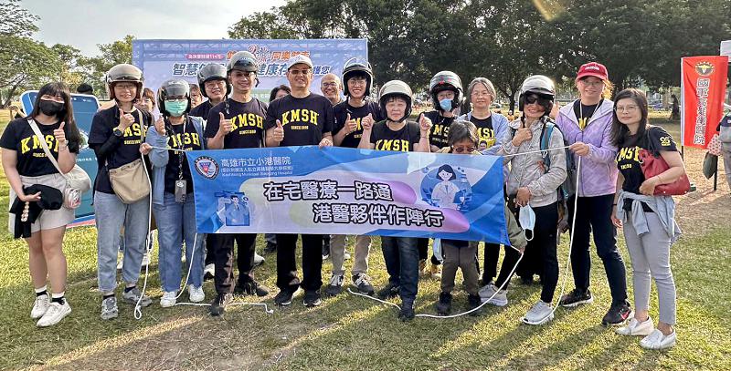 健保署高屏業務組衛武營健行歡慶健保30週年 高市小港醫院在宅醫療車隊快閃支持