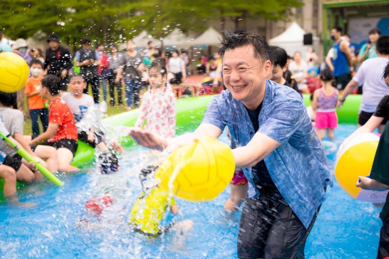 放假囉!仲夏週末飆歌水樂園 趙天麟與市民同樂