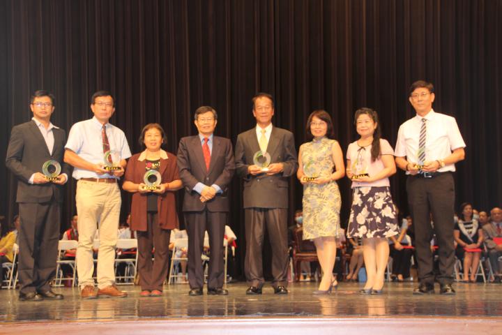 高市109年度高中以下學校105名新卸任7名退休校長 社教館授證布達交接