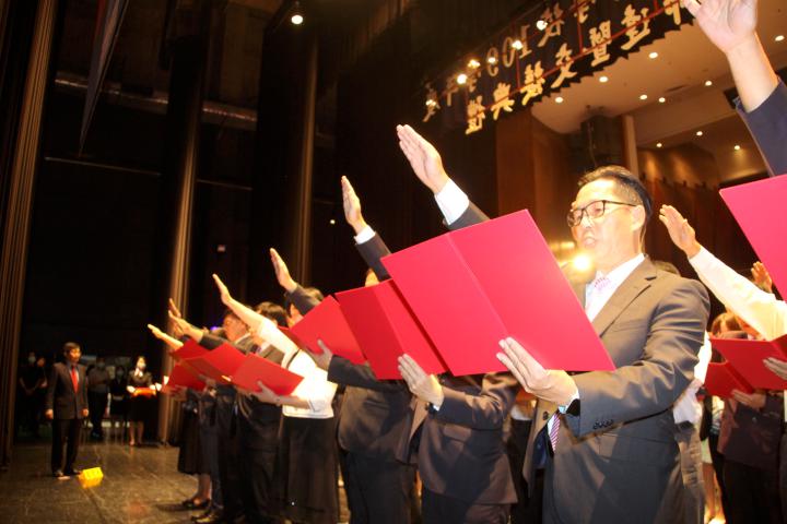 高市109年度高中以下學校105名新卸任7名退休校長 社教館授證布達交接