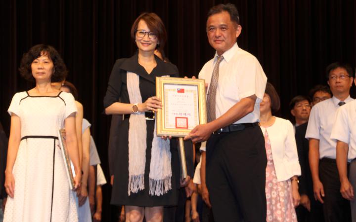 高市109年度高中以下學校105名新卸任7名退休校長 社教館授證布達交接