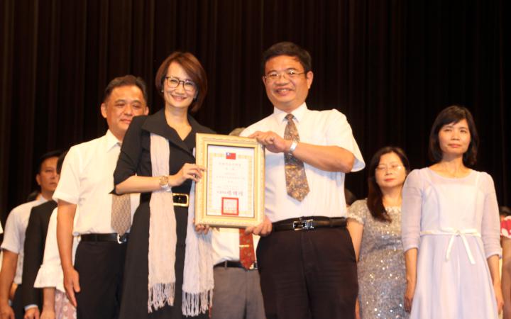 高市109年度高中以下學校105名新卸任7名退休校長 社教館授證布達交接