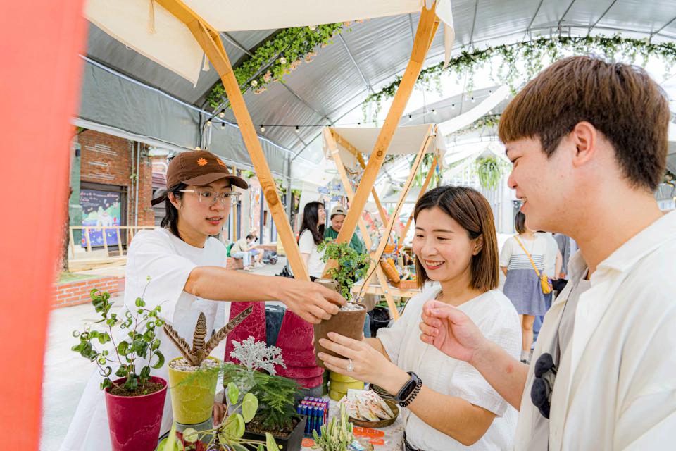 高市駁二藝術特區主題市集進駐大勇區藝術廣場 打造大型溫室推限定小卡花藝體驗課