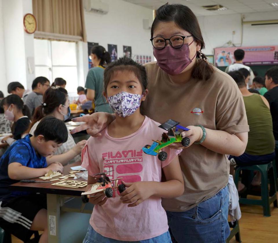 社教館攜手教育局家教中心親子共學列車 巡迴一甲國小組裝太陽能小車