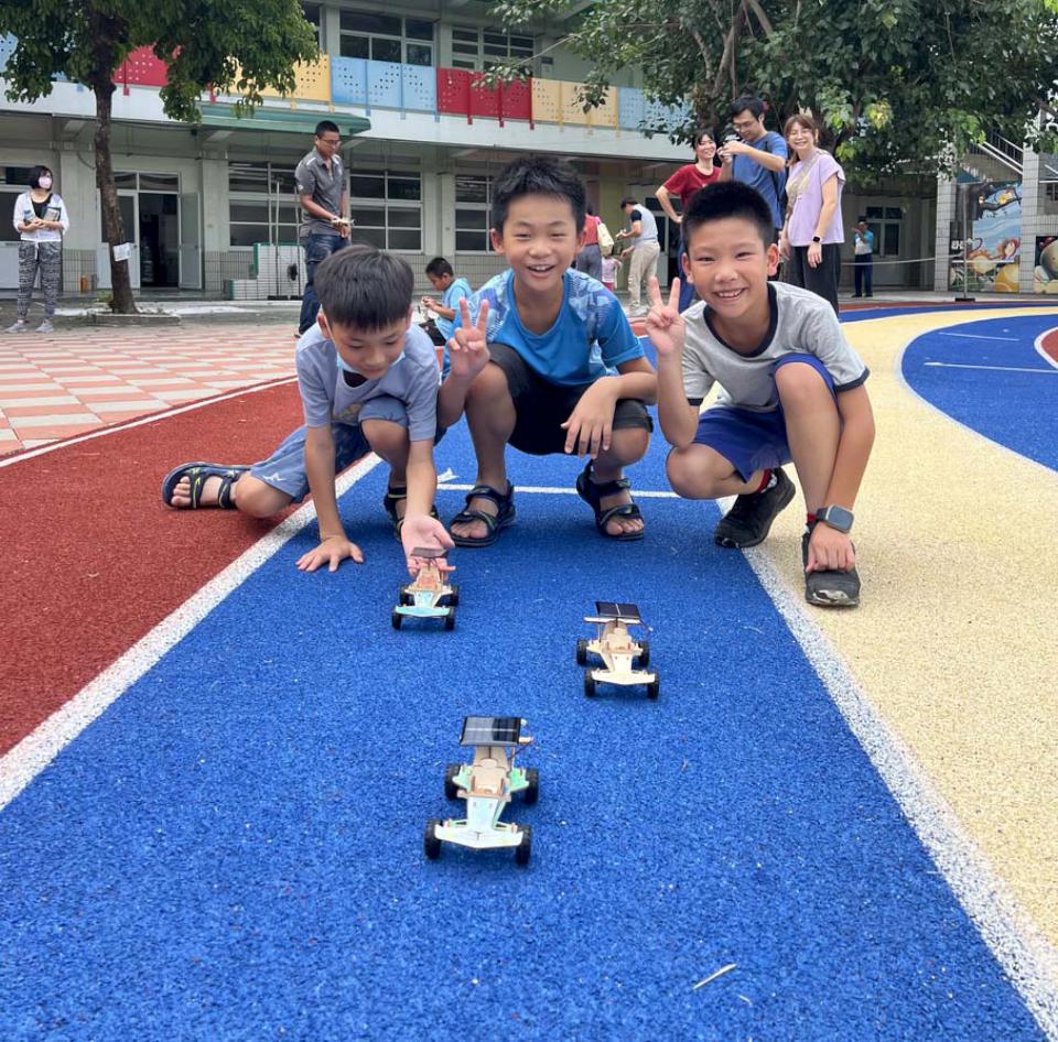 社教館攜手教育局家教中心親子共學列車 巡迴一甲國小組裝太陽能小車