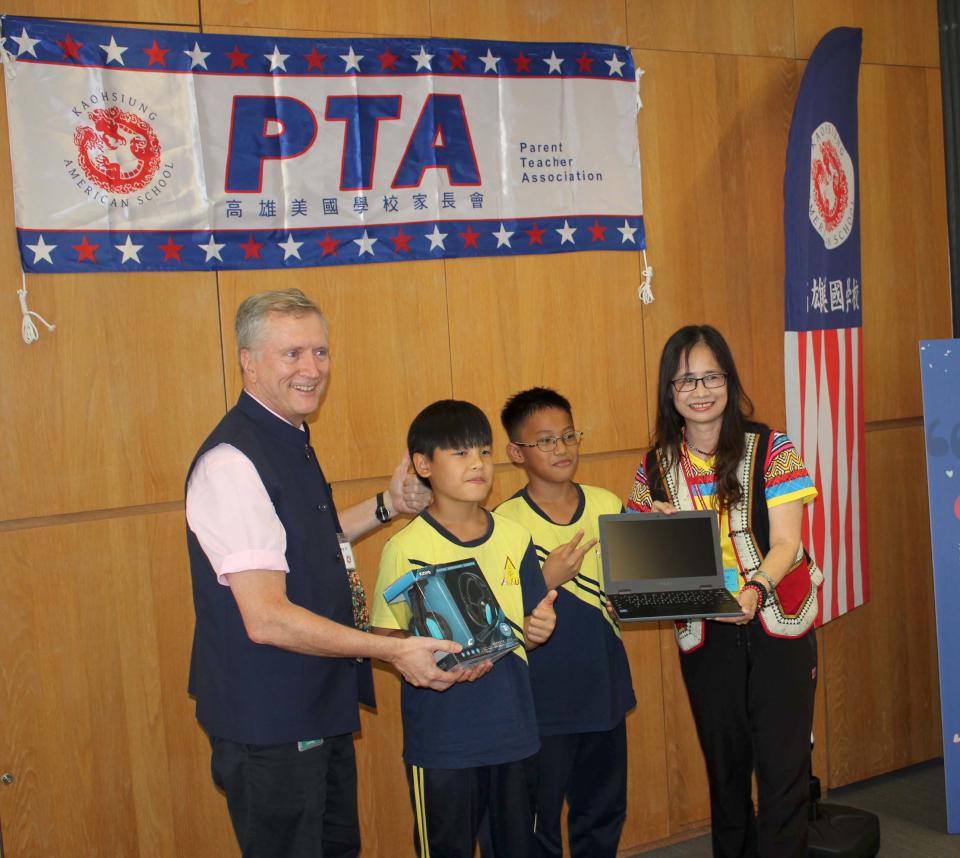高雄美國學校捐高市樟山國小30台新電腦 科技業負責人同步贈耳機響應