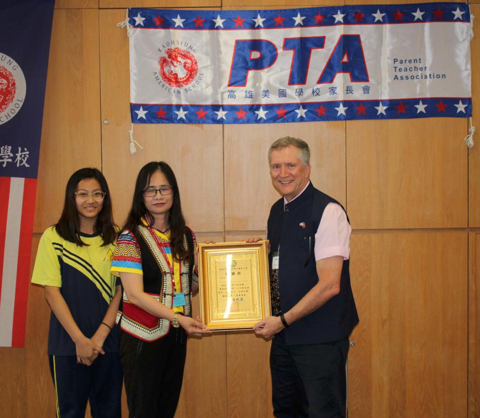 高雄美國學校捐高市樟山國小30台新電腦 科技業負責人同步贈耳機響應