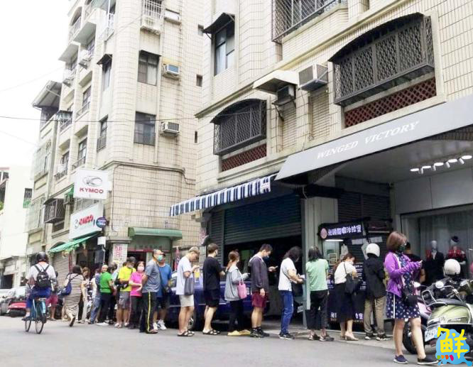 網友激推!老外也瘋狂 快來份高貴不貴的 光頭龍蝦沙拉堡!