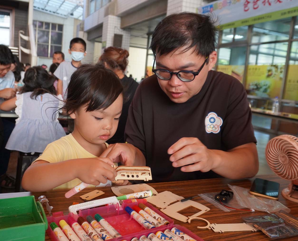 高市社教館邀講師林柏宇示範教做親子簡易錄音機 轉贈父親祝賀佳節快樂