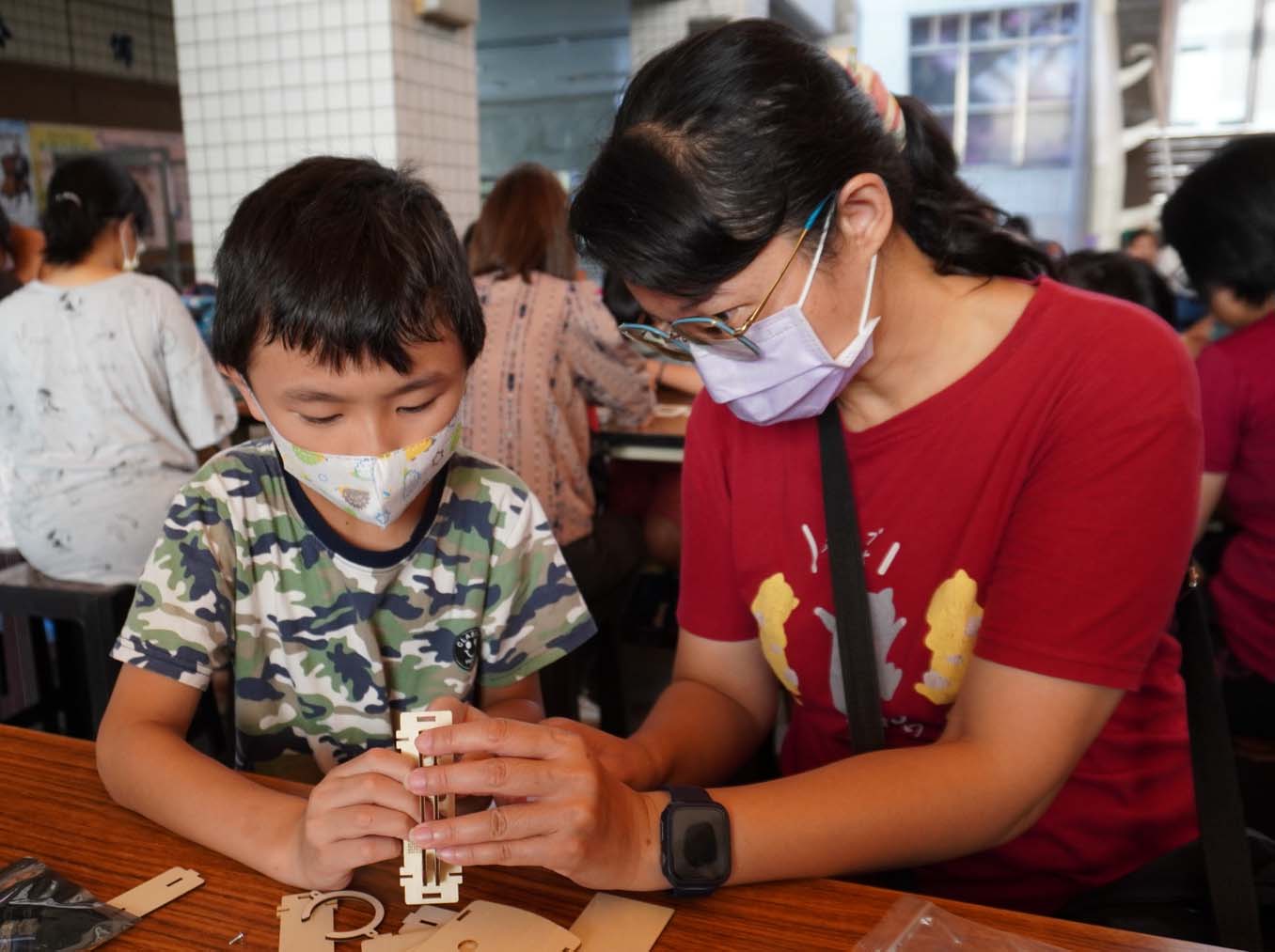 高市社教館邀講師林柏宇示範教做親子簡易錄音機 轉贈父親祝賀佳節快樂