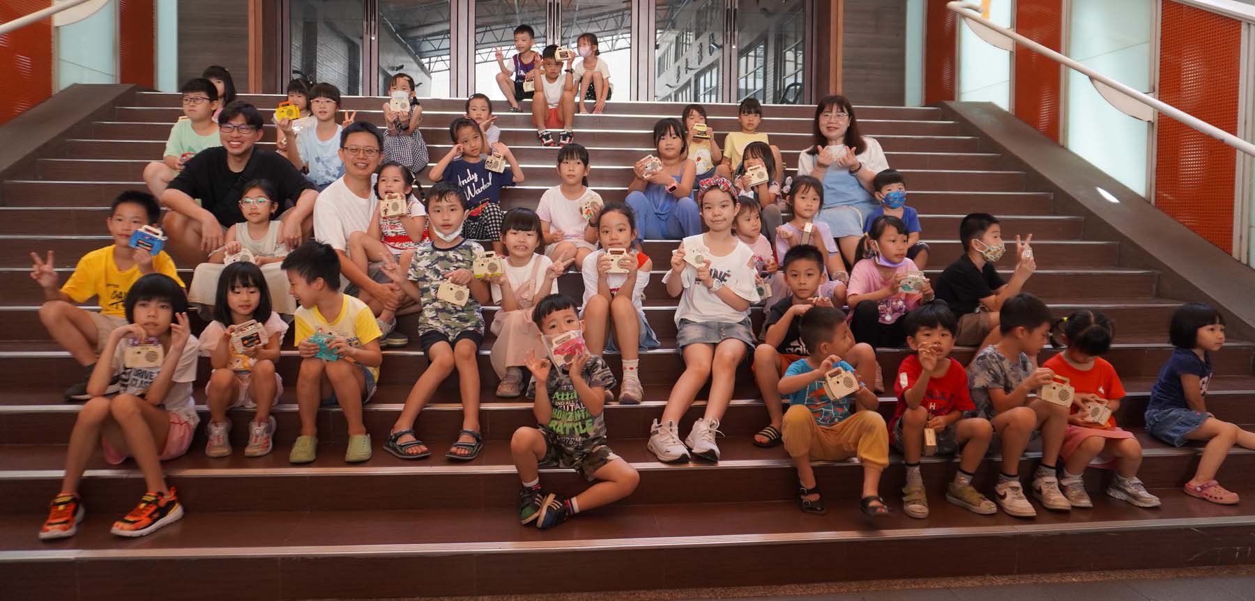 高市社教館邀講師林柏宇示範教做親子簡易錄音機 轉贈父親祝賀佳節快樂