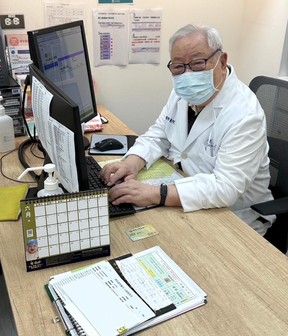 91歲博田國際醫院醫師范宏二榮退 受贈花束及醫師袍留難