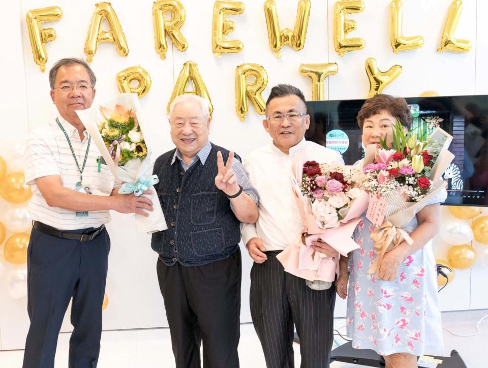 91歲博田國際醫院醫師范宏二榮退 受贈花束及醫師袍留難