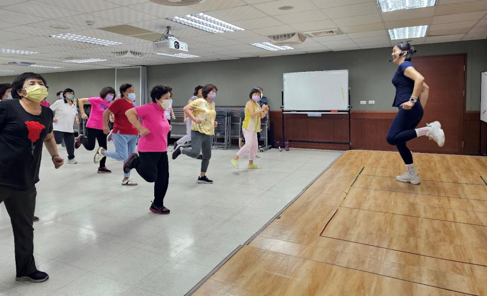 中山大學攜手高科大推運用科技活化鹽埕社區計畫 體適能健康促進課程打造智慧社區