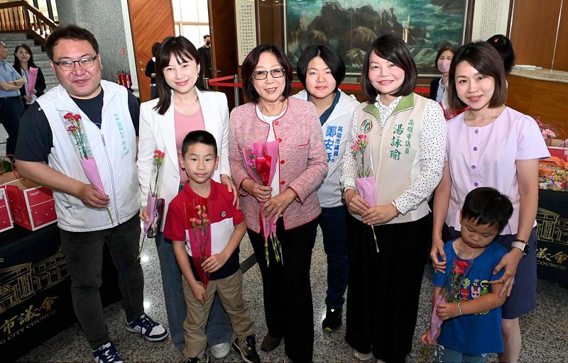 高市議會議長康裕成率民代贈康乃馨花束、桂圓糕 祝福婆媽健康快樂、呷百二