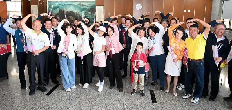 高市議會議長康裕成率民代贈康乃馨花束、桂圓糕 祝福婆媽健康快樂、呷百二