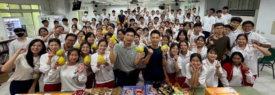 僑委會113年產攜合作僑生專班頂尖獎學金 高市中山工商14人獲獎領先全台