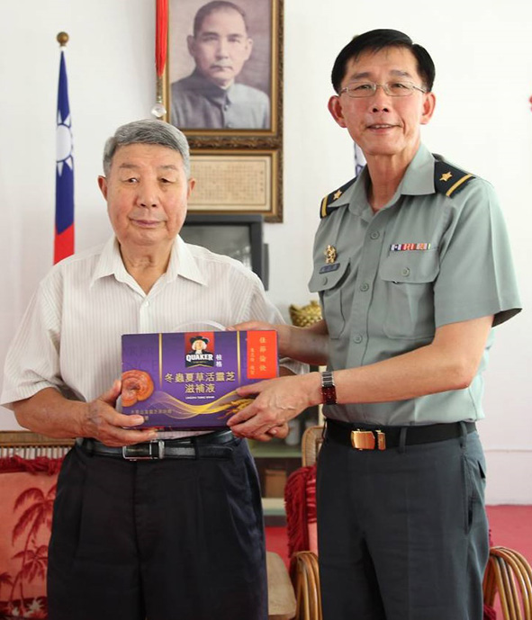 南區後指部少將指揮官朱志保前進高市覆鼎金眷舍 慰勉榮民致贈養生盒賀端午
