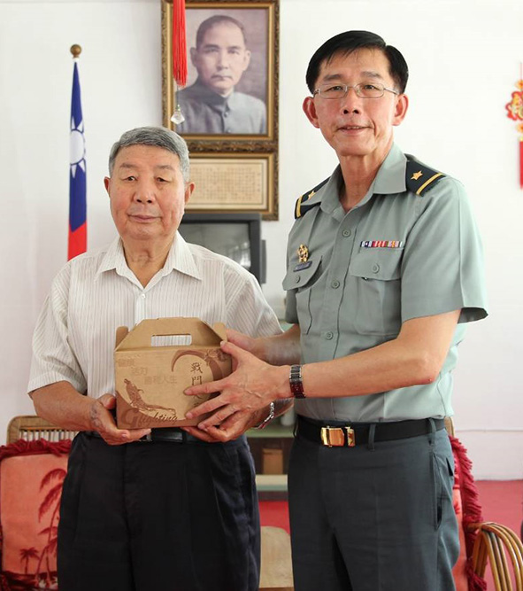 南區後指部少將指揮官朱志保前進高市覆鼎金眷舍 慰勉榮民致贈養生盒賀端午