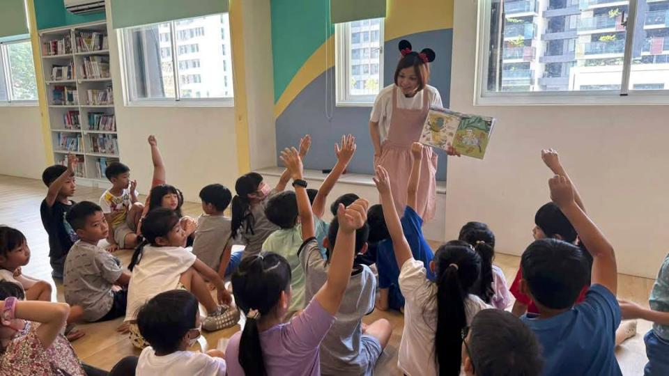 河堤國小邀茶葉達人導讀繪本 引導學生認識茶具分組實作共享茶湯