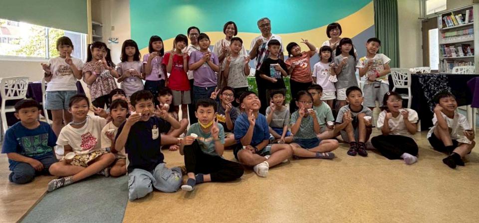 河堤國小邀茶葉達人導讀繪本 引導學生認識茶具分組實作共享茶湯