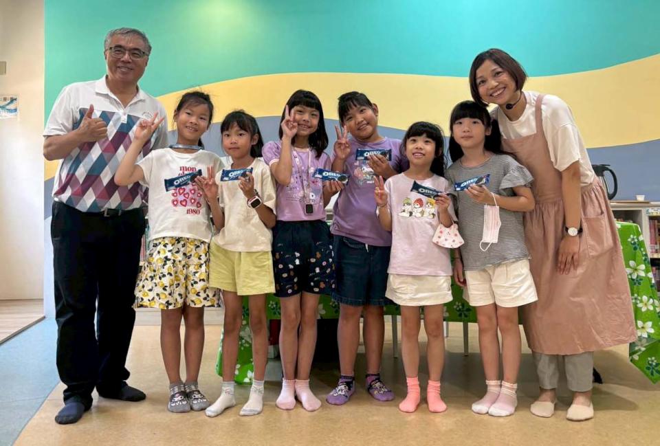 河堤國小邀茶葉達人導讀繪本 引導學生認識茶具分組實作共享茶湯