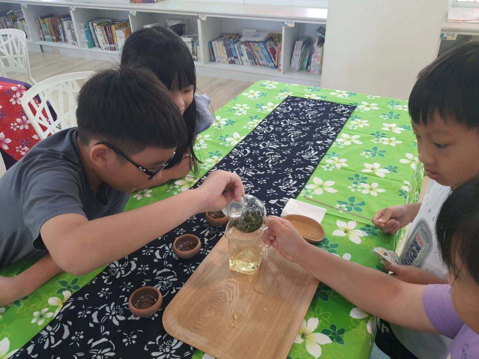 河堤國小邀茶葉達人導讀繪本 引導學生認識茶具分組實作共享茶湯