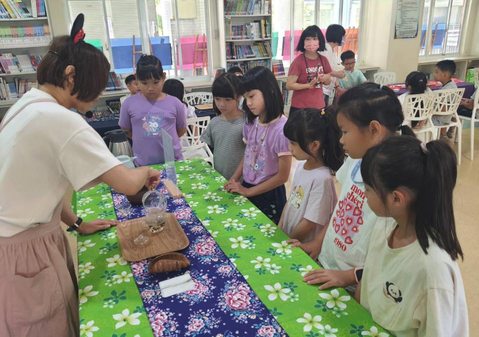河堤國小邀茶葉達人導讀繪本 引導學生認識茶具分組實作共享茶湯