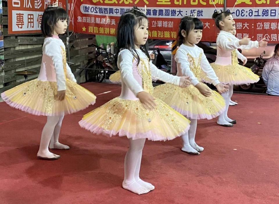 高市大樹國小攜手2民代服務處、2企業 邀學生秀才藝鼓勵親師生樂捐發票轉贈弱勢