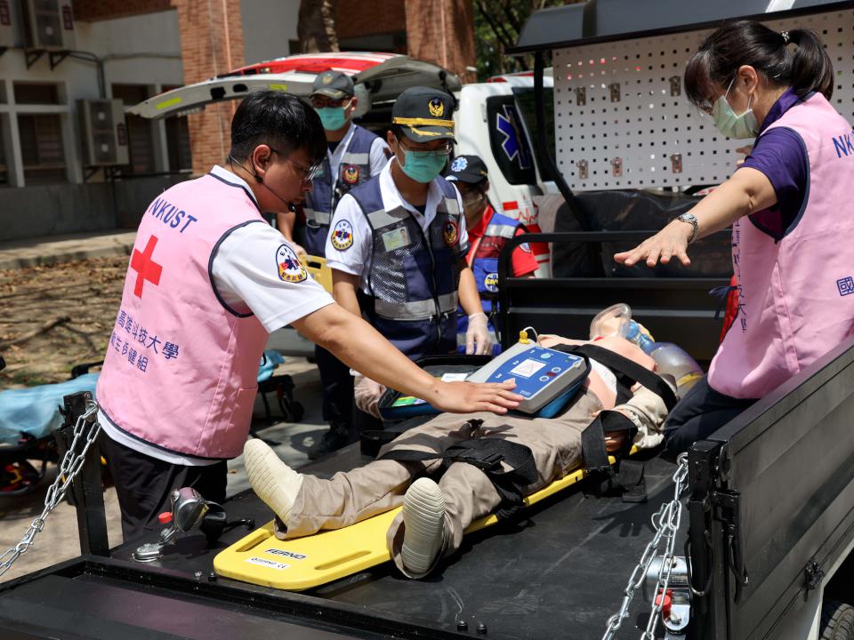 高科大領先全台成立微笑生命救護社 攜手高市警義消合辦基礎救護課程開訓