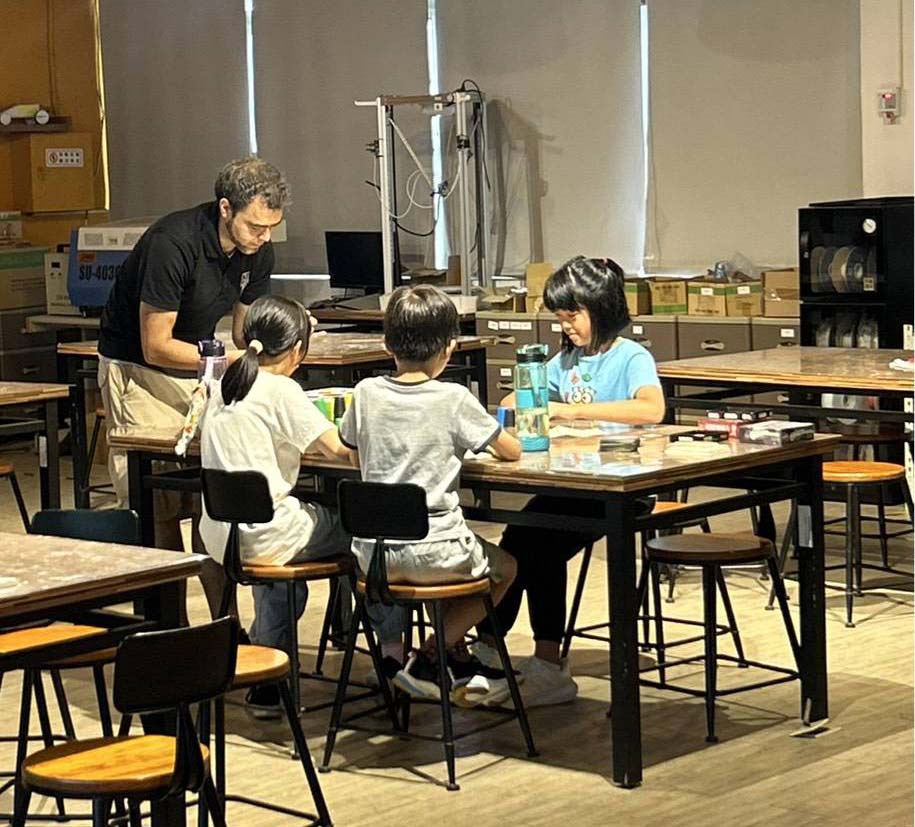 仁武高中校園開放日 新生家長認識環境設施見證雙語教育等成果