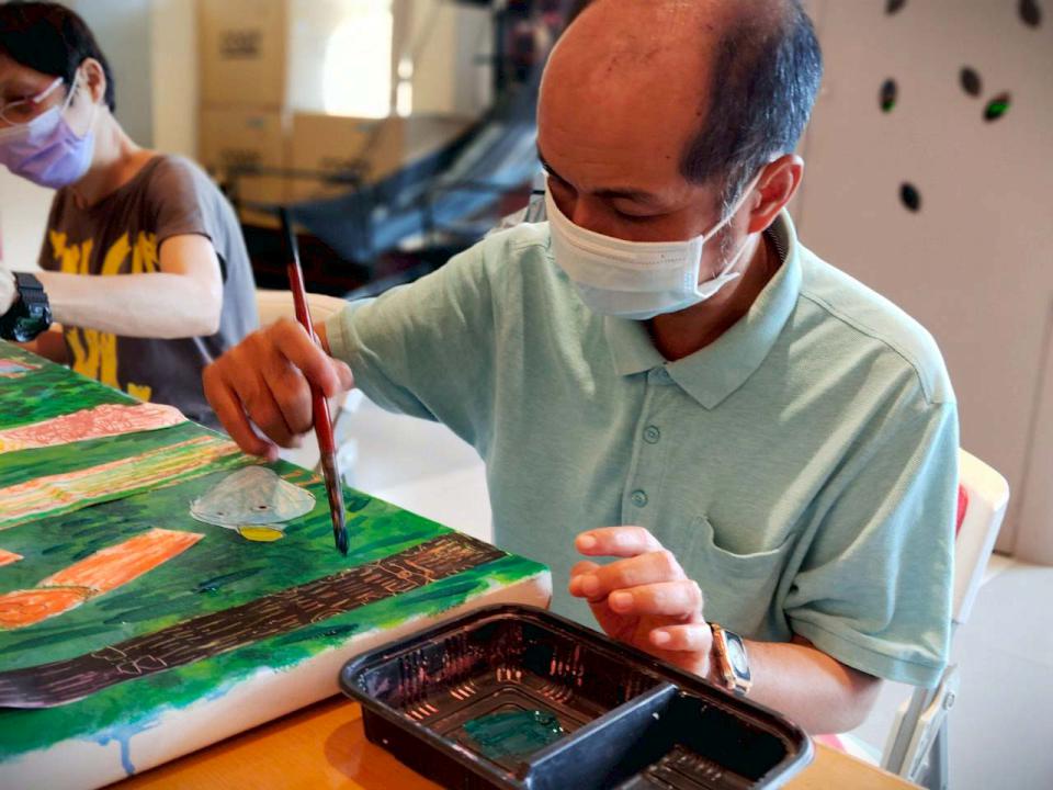 喜憨兒基金會「用畫筆繪出我的堡」展 高市旗山旗糖農創園區憨喜小舖邀賞