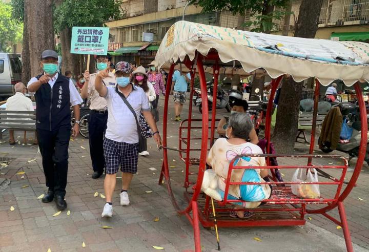 左營區公所會同里長員警稽查果貿社區公園 依法開單告發違法群聚行為