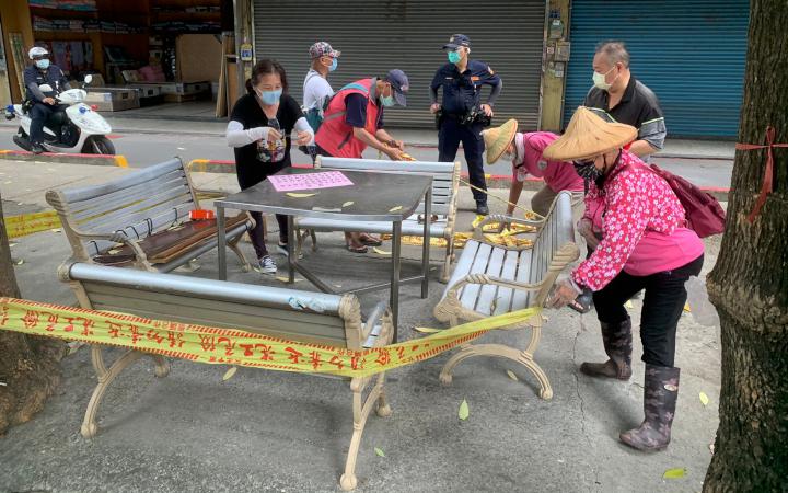 左營區公所會同里長員警稽查果貿社區公園 依法開單告發違法群聚行為