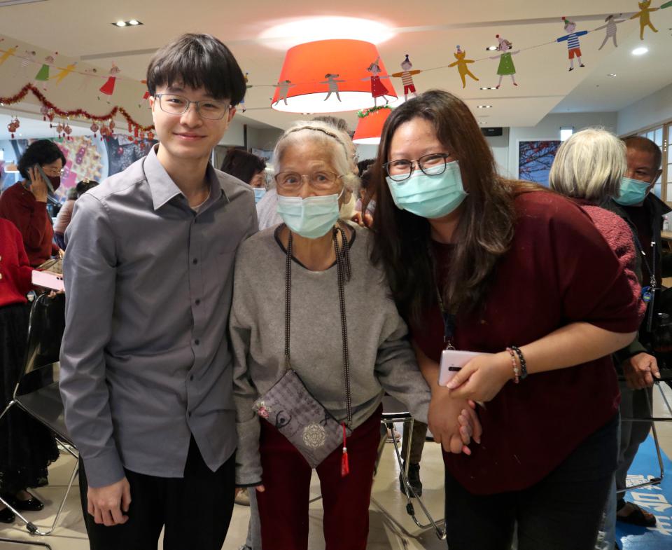 中山大學管院攜手3單位資助音樂團體 巡迴11家長照機構演繹台灣歌謠饗樂住民