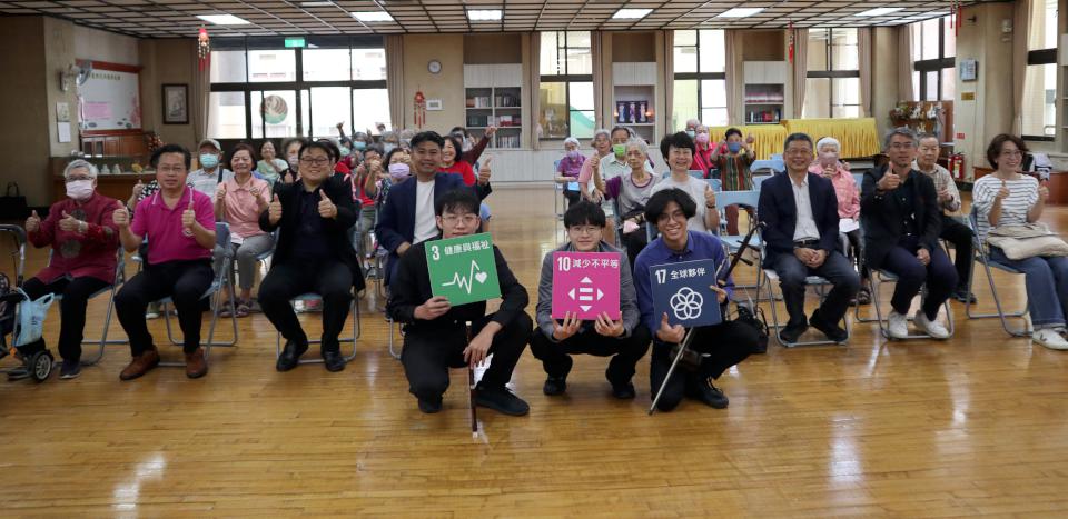 中山大學管院攜手3單位資助音樂團體 巡迴11家長照機構演繹台灣歌謠饗樂住民