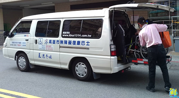 高雄客運承辦復康巴士風雨無阻 乘客答謝駕駛長貼心接送服務